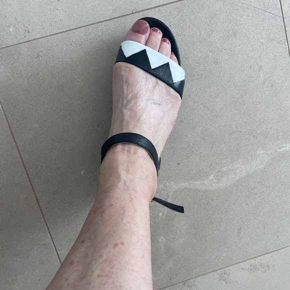 BYBLOS Women’s rare! Black and white Italian platforms with ankle strap size 6 - Picture 1 of 7